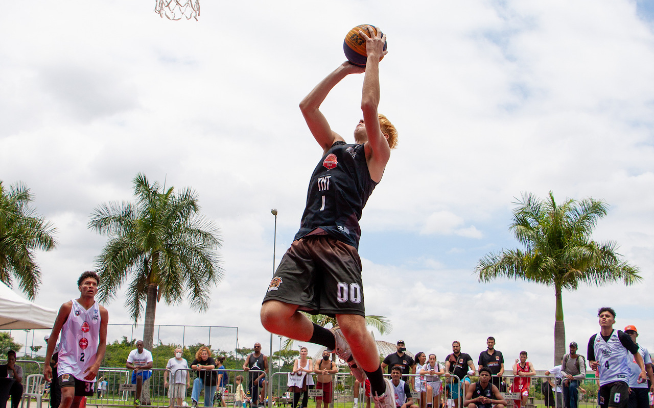 Atleta de basquete 3x3 subindo para a cesta